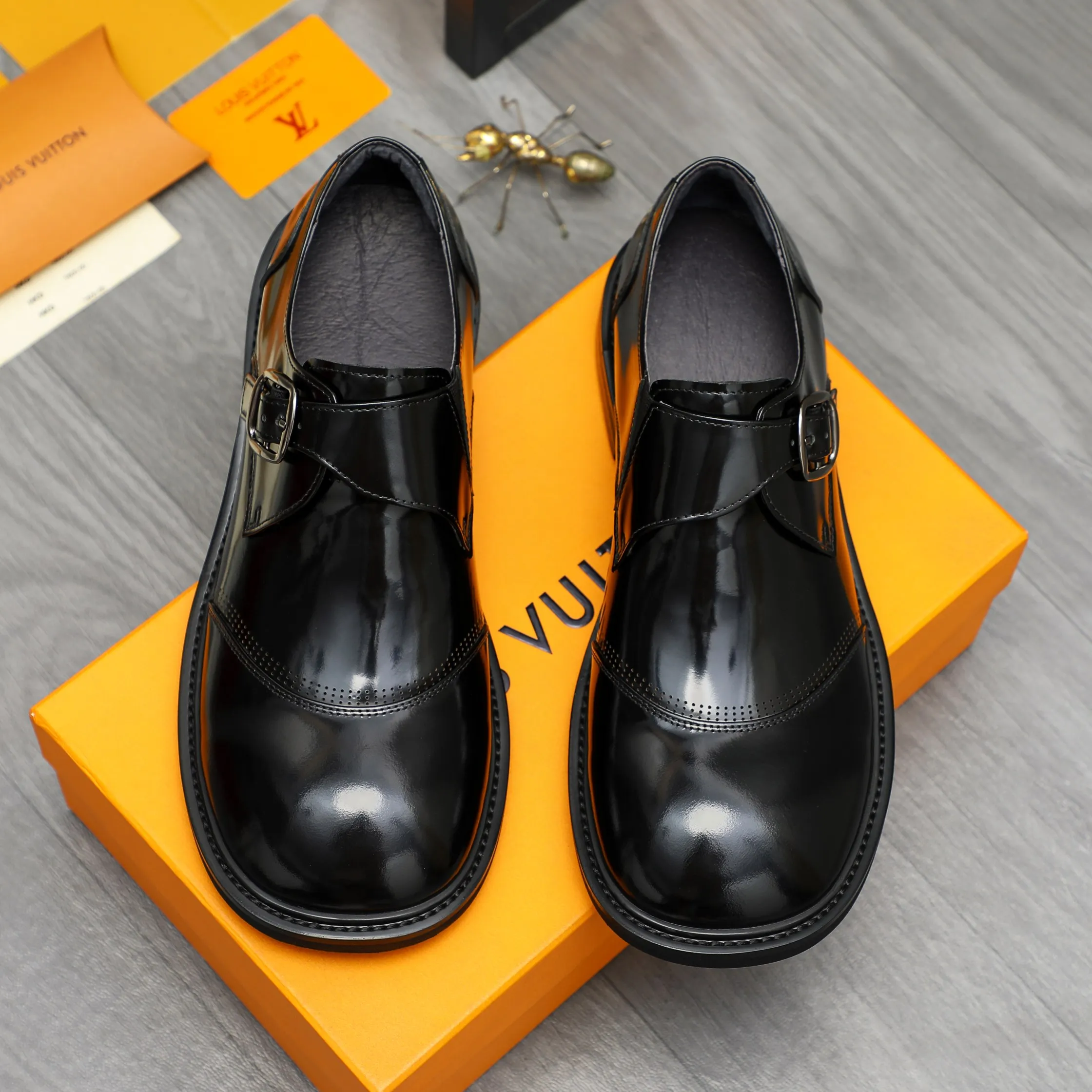 Men's Men's Shoes 💰580 Product trademark: LV "Louis Vuitton" business buckle slip-ons Leather shoes Regular size: 37-46 Product materials: Selected high-quality pearlescent cowhide upper, pigskin lining, rubber outsole